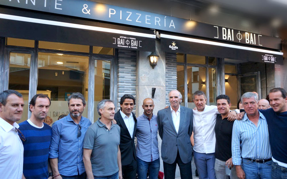 Inauguración de la Pizzería Bai-Bai de Galdakano, con Iribar, Patxi Ferreira, Joseba Etxeberria, Rafa Alkorta, Javi González